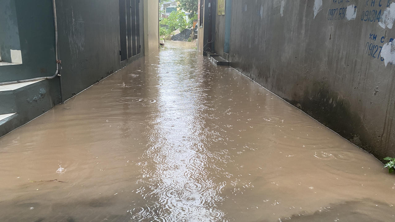 Hà Nội mưa như trút, nhiều đoạn phố 'chìm' trong nước