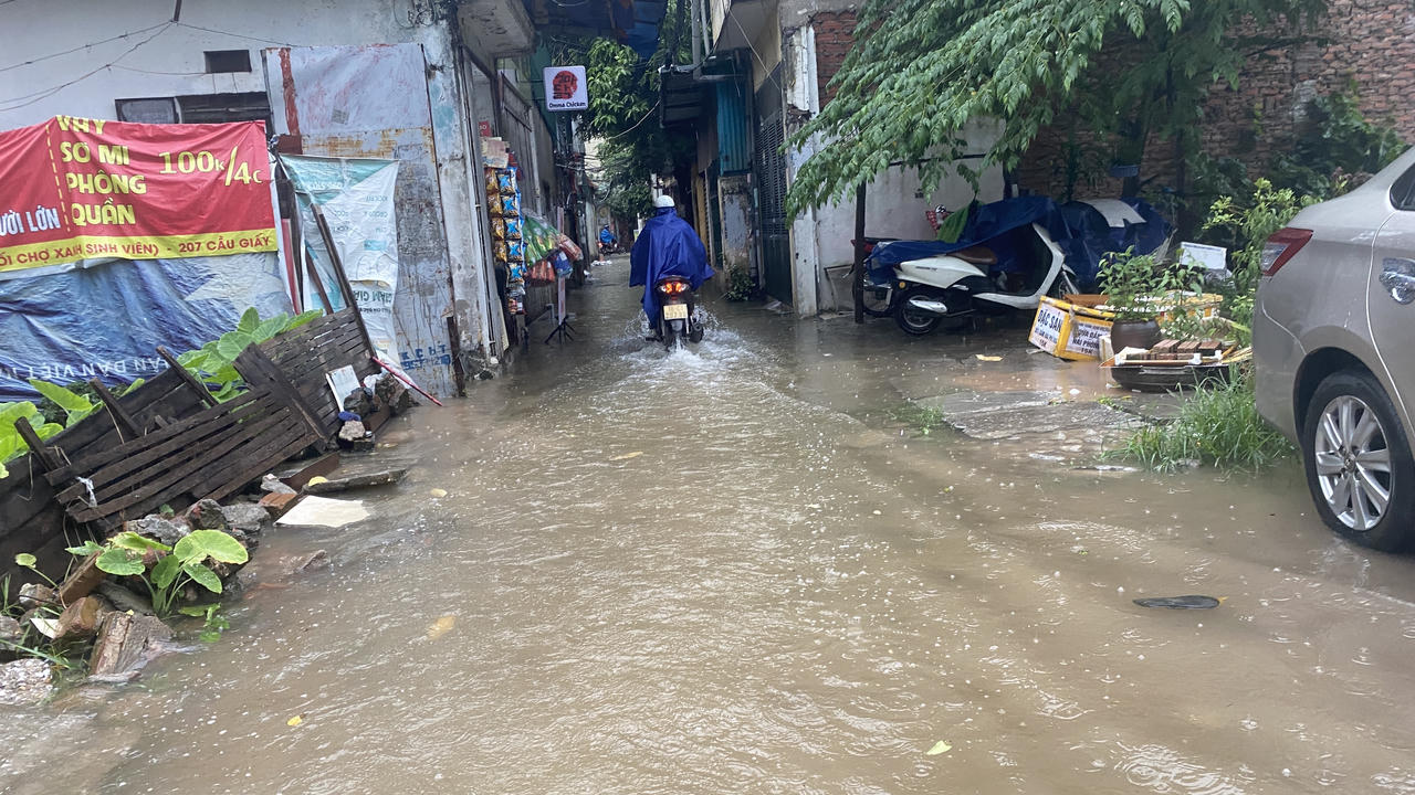 Hà Nội mưa như trút, nhiều đoạn phố 'chìm' trong nước