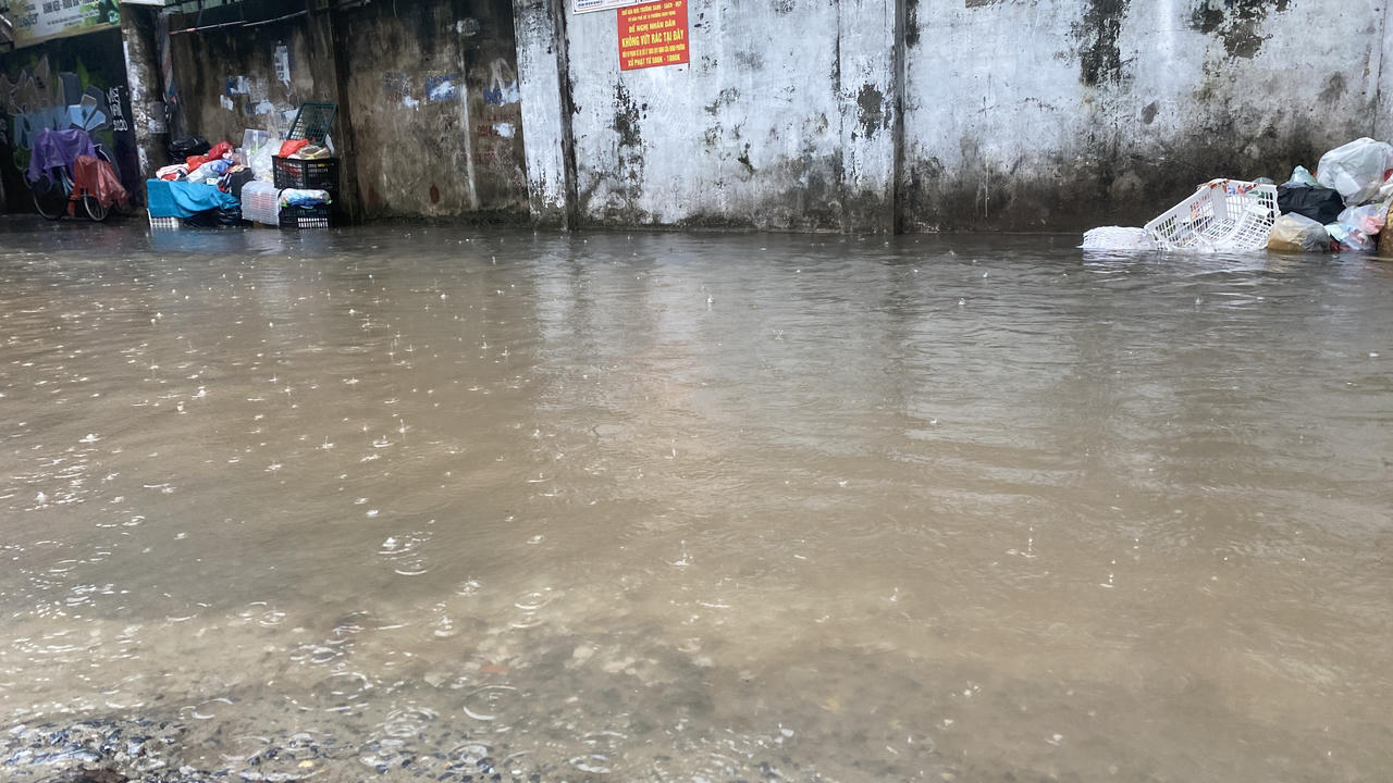 Hà Nội mưa như trút, nhiều đoạn phố 'chìm' trong nước