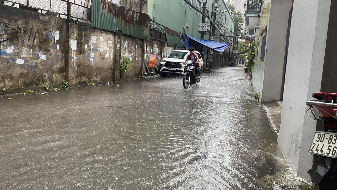 Hà Nội mưa như trút, nhiều đoạn phố 'chìm' trong nước