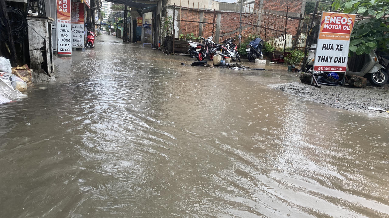 Hà Nội mưa như trút, nhiều đoạn phố 'chìm' trong nước