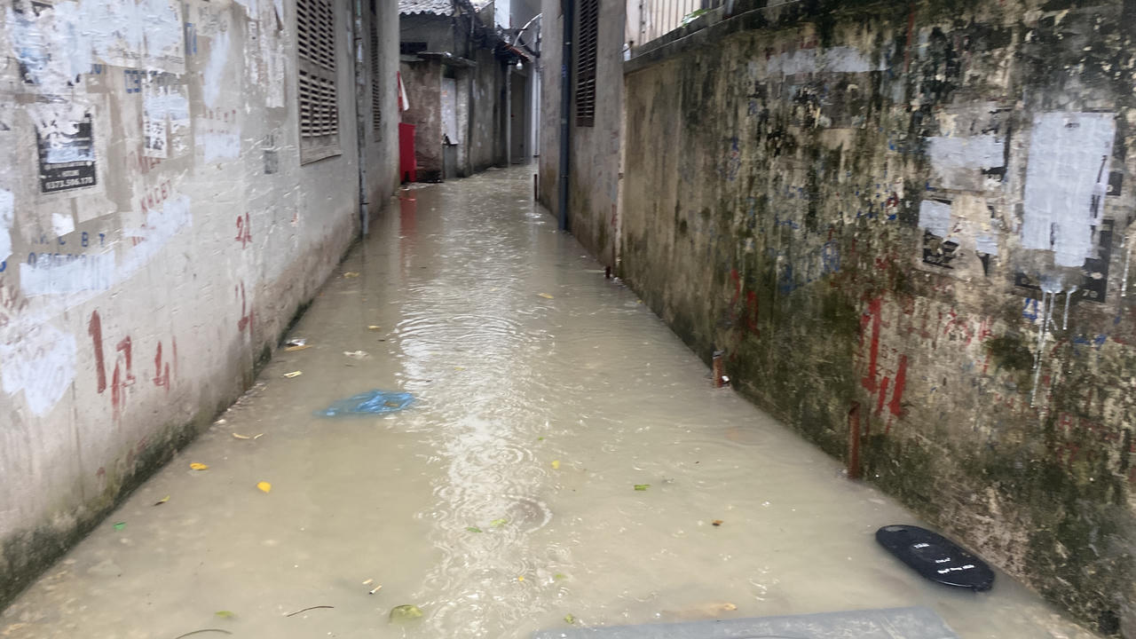 Hà Nội mưa như trút, nhiều đoạn phố 'chìm' trong nước