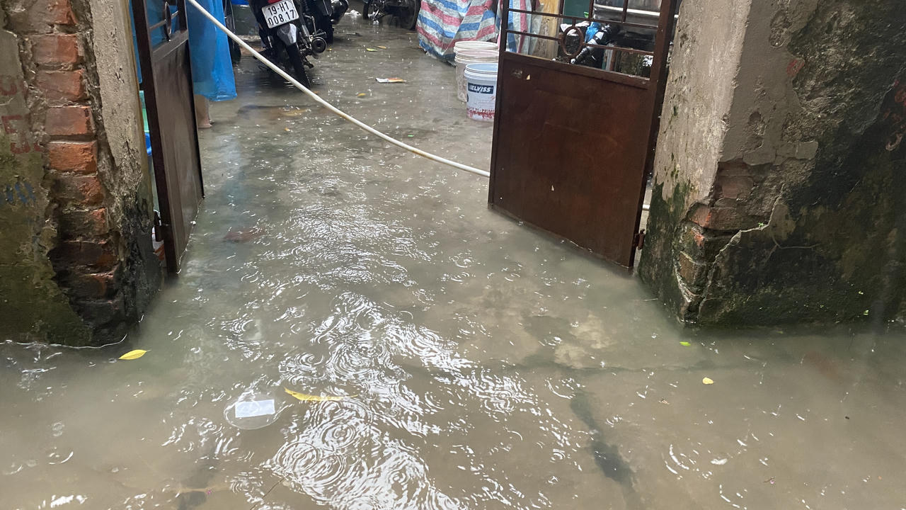 Hà Nội mưa như trút, nhiều đoạn phố 'chìm' trong nước