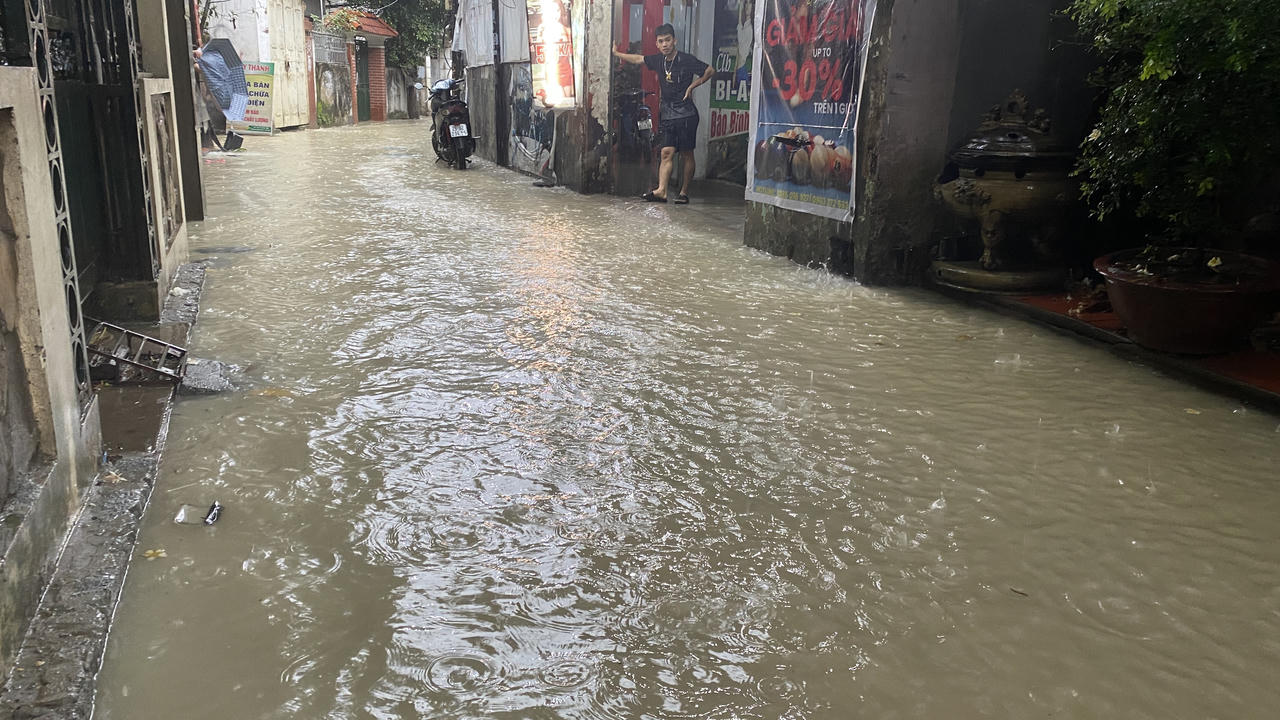 Hà Nội mưa như trút, nhiều đoạn phố 'chìm' trong nước