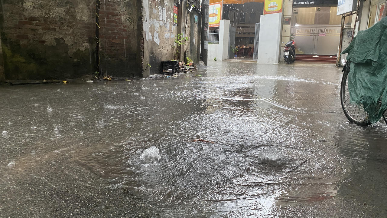Hà Nội mưa như trút, nhiều đoạn phố 'chìm' trong nước