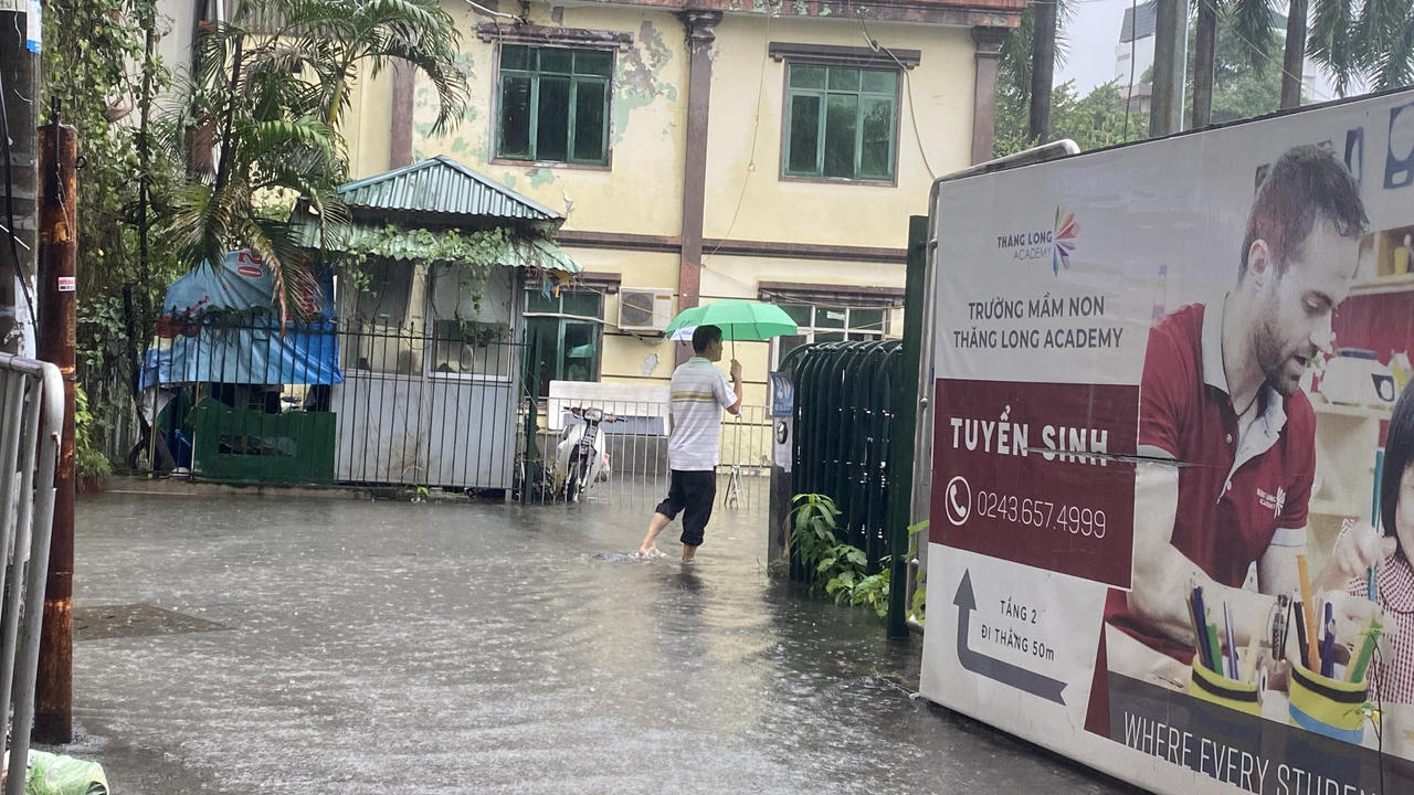 Hà Nội mưa như trút, nhiều đoạn phố 'chìm' trong nước