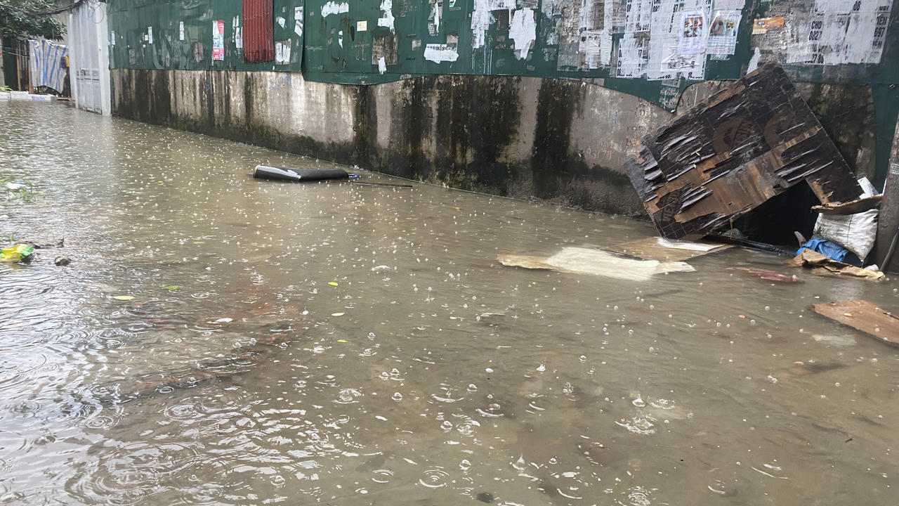 Hà Nội mưa như trút, nhiều đoạn phố 'chìm' trong nước