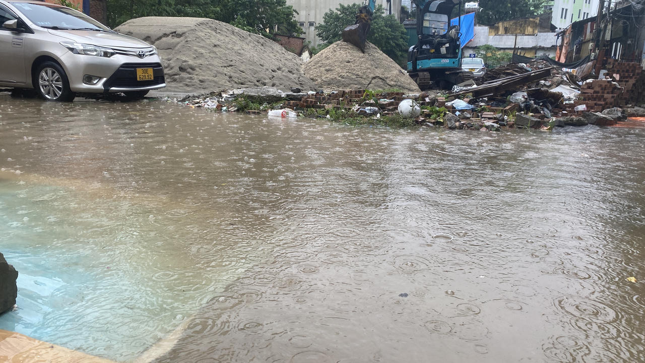 Hà Nội mưa như trút, nhiều đoạn phố 'chìm' trong nước