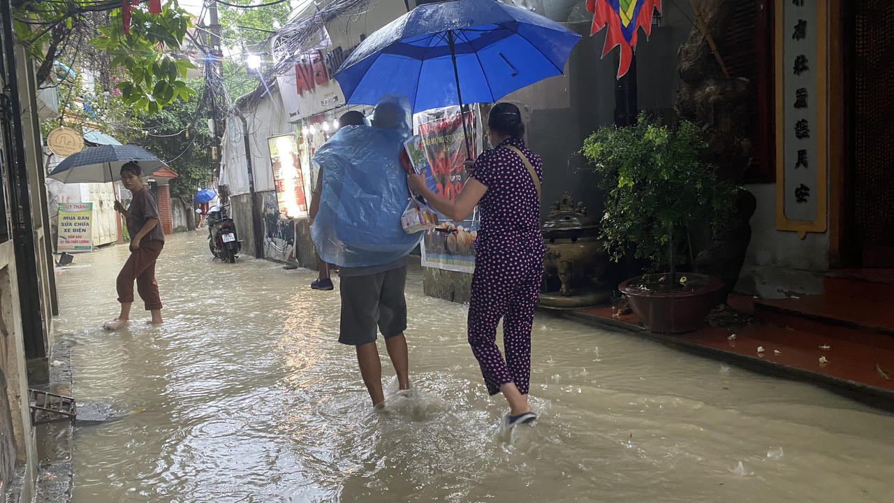 Hà Nội mưa như trút, nhiều đoạn phố 'chìm' trong nước