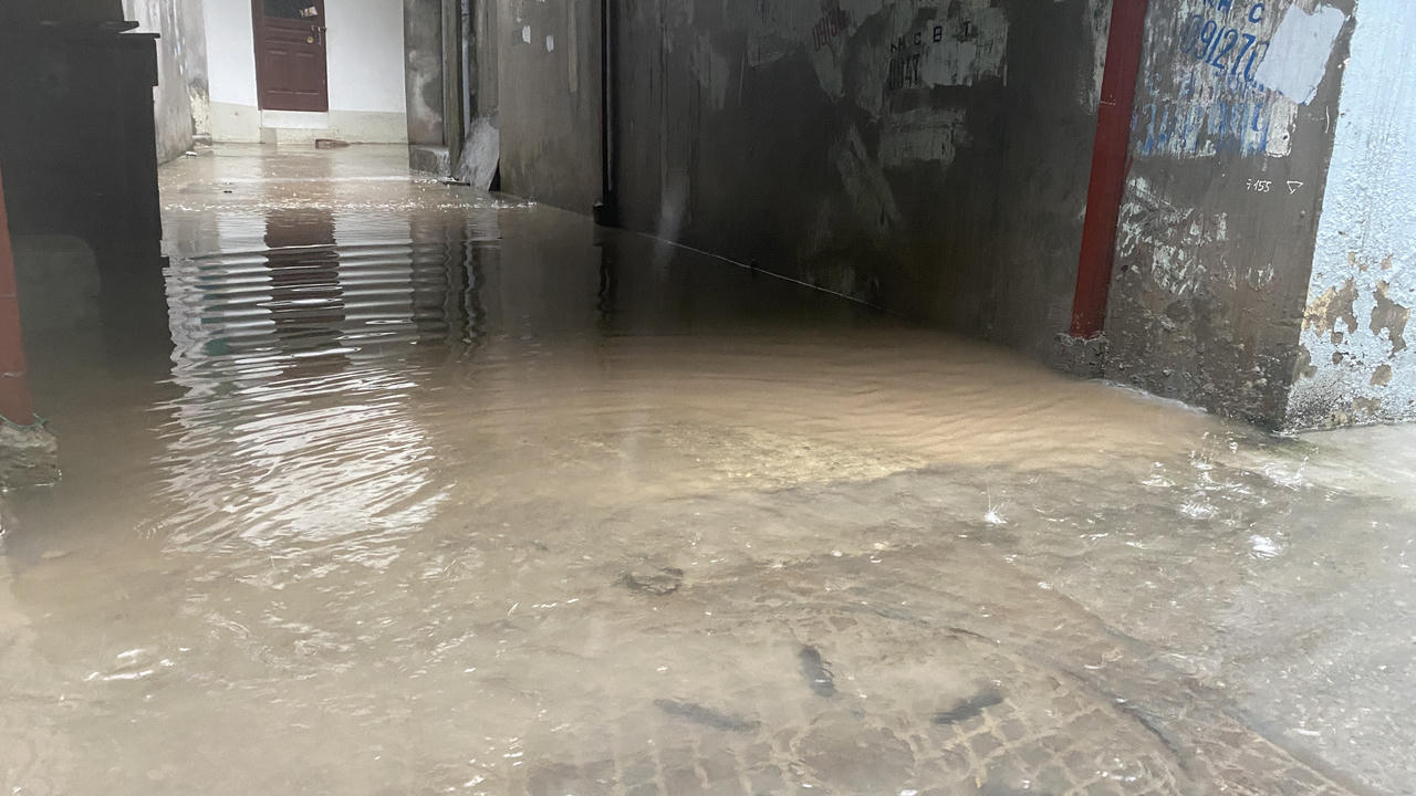 Hà Nội mưa như trút, nhiều đoạn phố 'chìm' trong nước