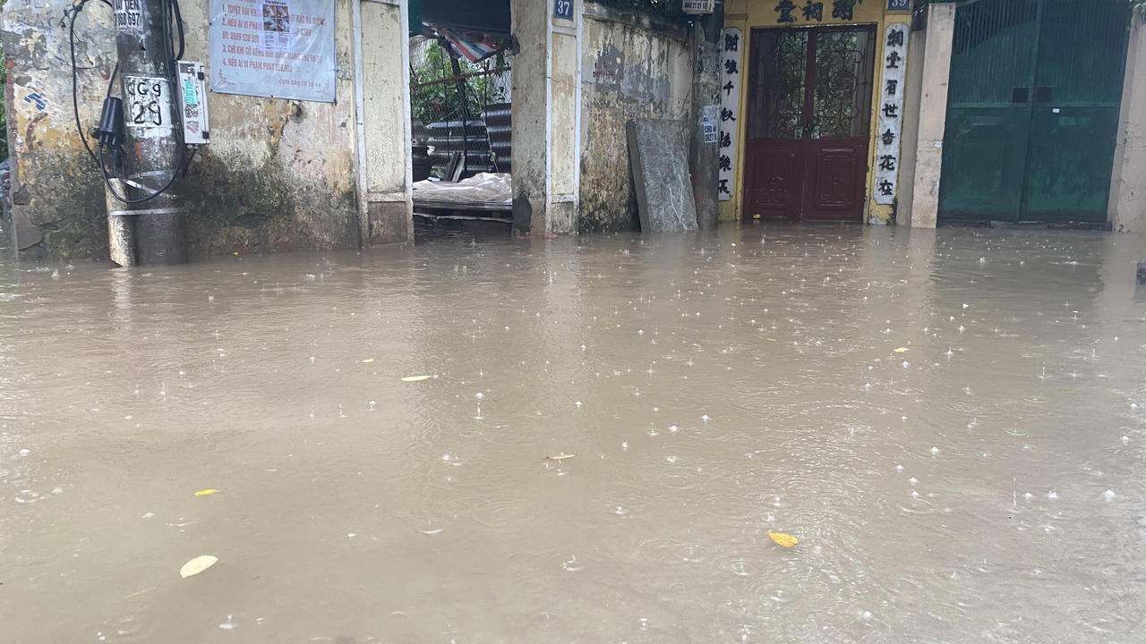 Hà Nội mưa như trút, nhiều đoạn phố 'chìm' trong nước