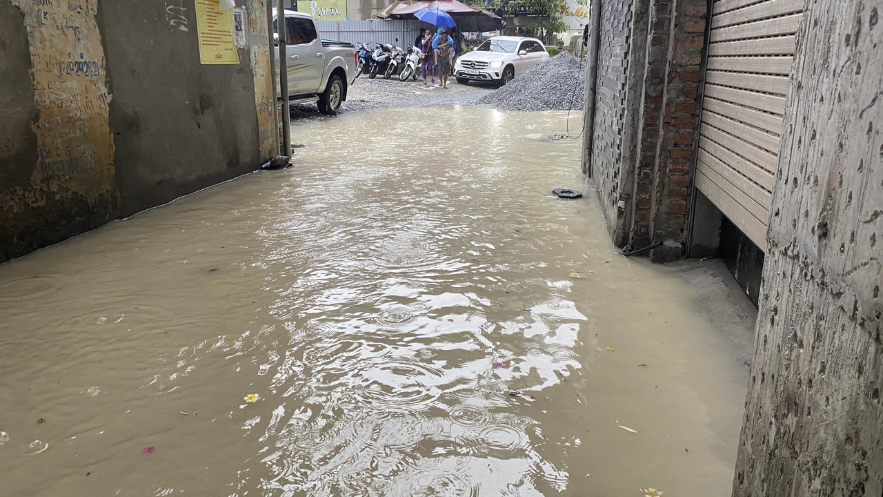 Hà Nội mưa như trút, nhiều đoạn phố 'chìm' trong nước