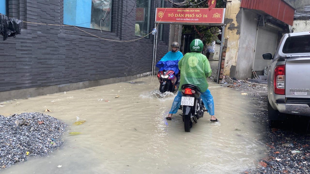 Hà Nội mưa như trút, nhiều đoạn phố 'chìm' trong nước