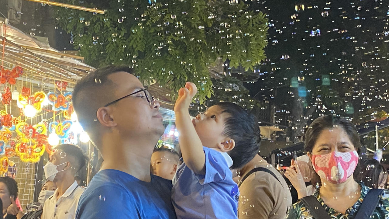 Phố Phùng Hưng, Hàng Mã đông nghẹt người đi chơi Trung thu