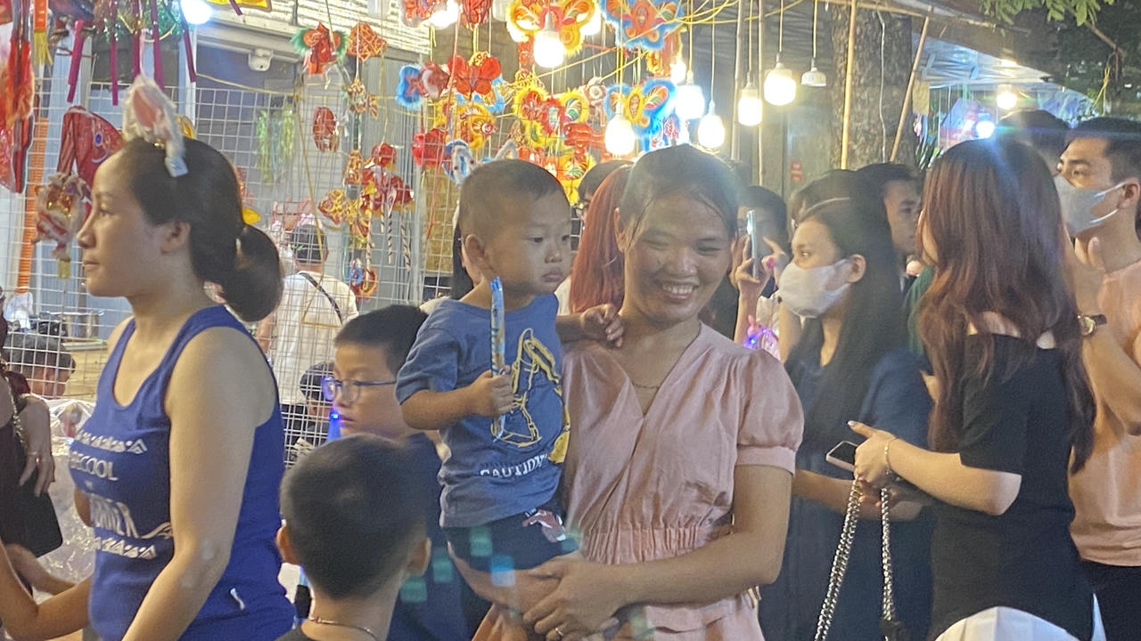 Phố Phùng Hưng, Hàng Mã đông nghẹt người đi chơi Trung thu