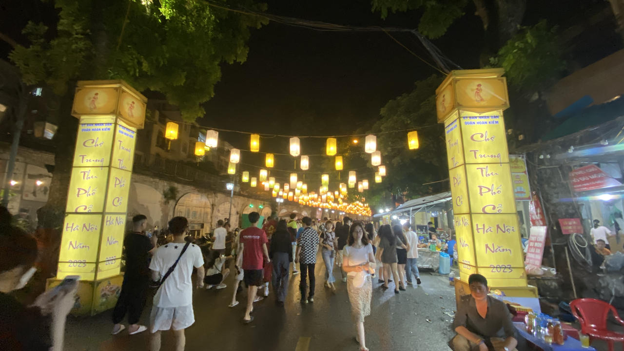 Phố Phùng Hưng, Hàng Mã đông nghẹt người đi chơi Trung thu