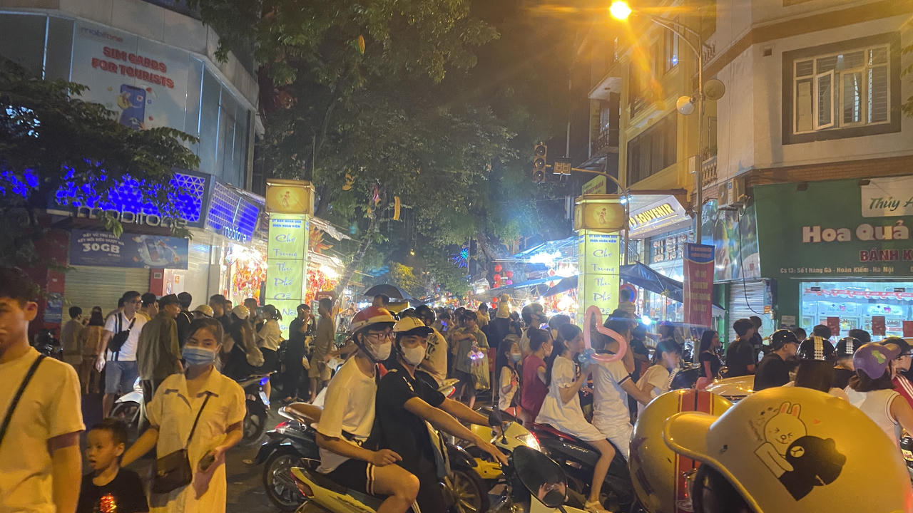 Phố Phùng Hưng, Hàng Mã đông nghẹt người đi chơi Trung thu