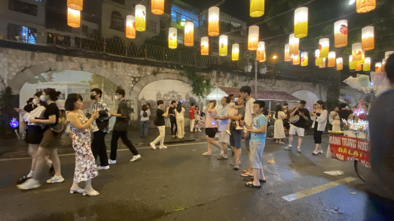 Phố Phùng Hưng, Hàng Mã đông nghẹt người đi chơi Trung thu