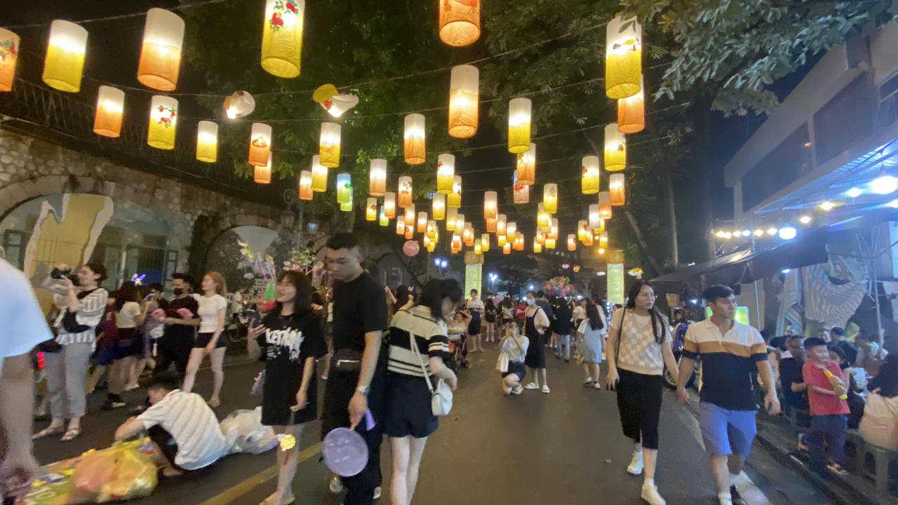 Phố Phùng Hưng, Hàng Mã đông nghẹt người đi chơi Trung thu