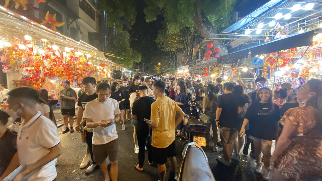 Phố Phùng Hưng, Hàng Mã đông nghẹt người đi chơi Trung thu