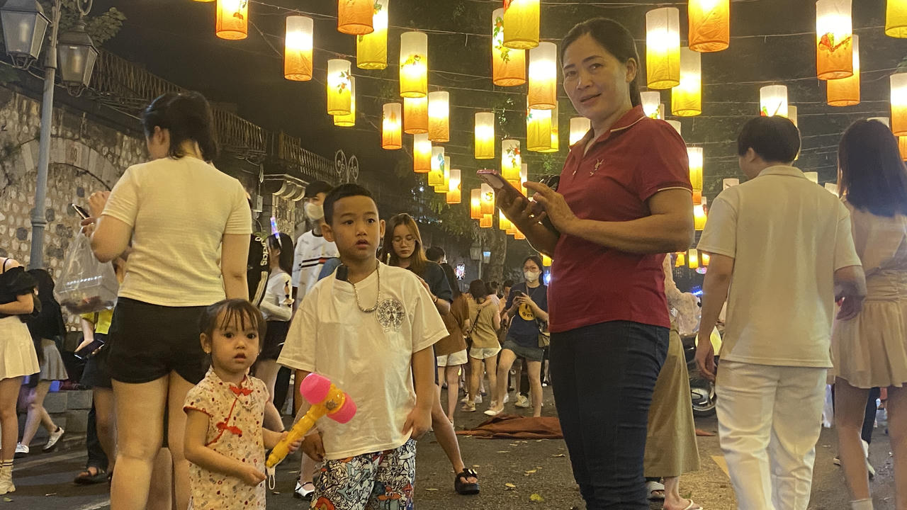 Phố Phùng Hưng, Hàng Mã đông nghẹt người đi chơi Trung thu