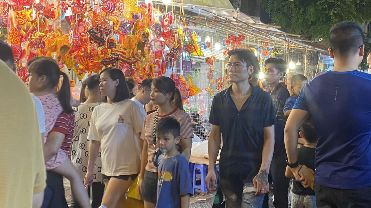 Phố Phùng Hưng, Hàng Mã đông nghẹt người đi chơi Trung thu