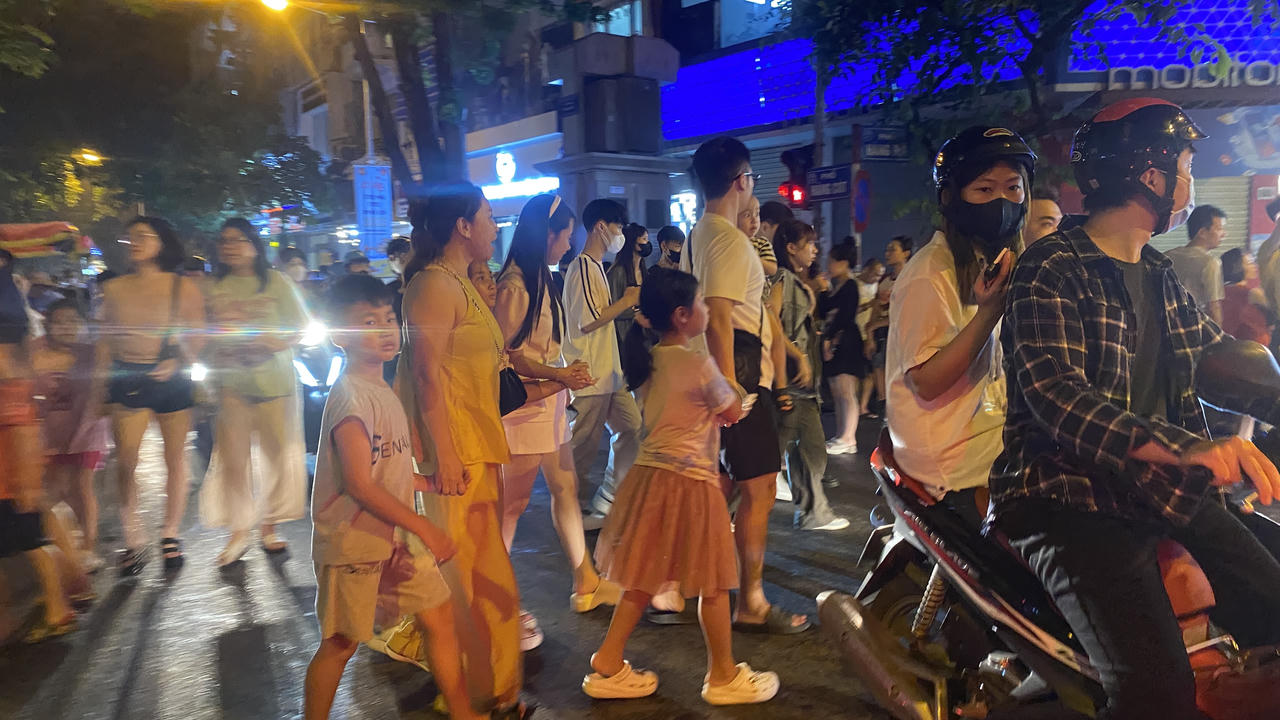 Phố Phùng Hưng, Hàng Mã đông nghẹt người đi chơi Trung thu