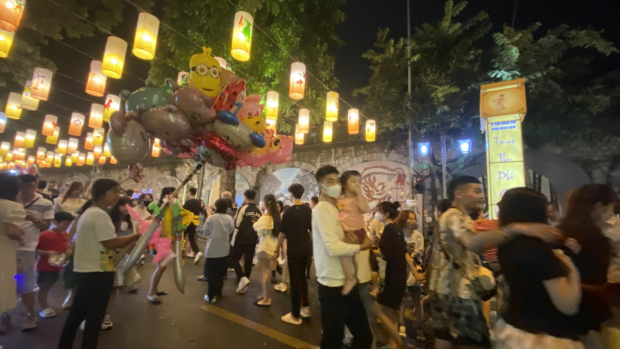 Phố Phùng Hưng, Hàng Mã đông nghẹt người đi chơi Trung thu