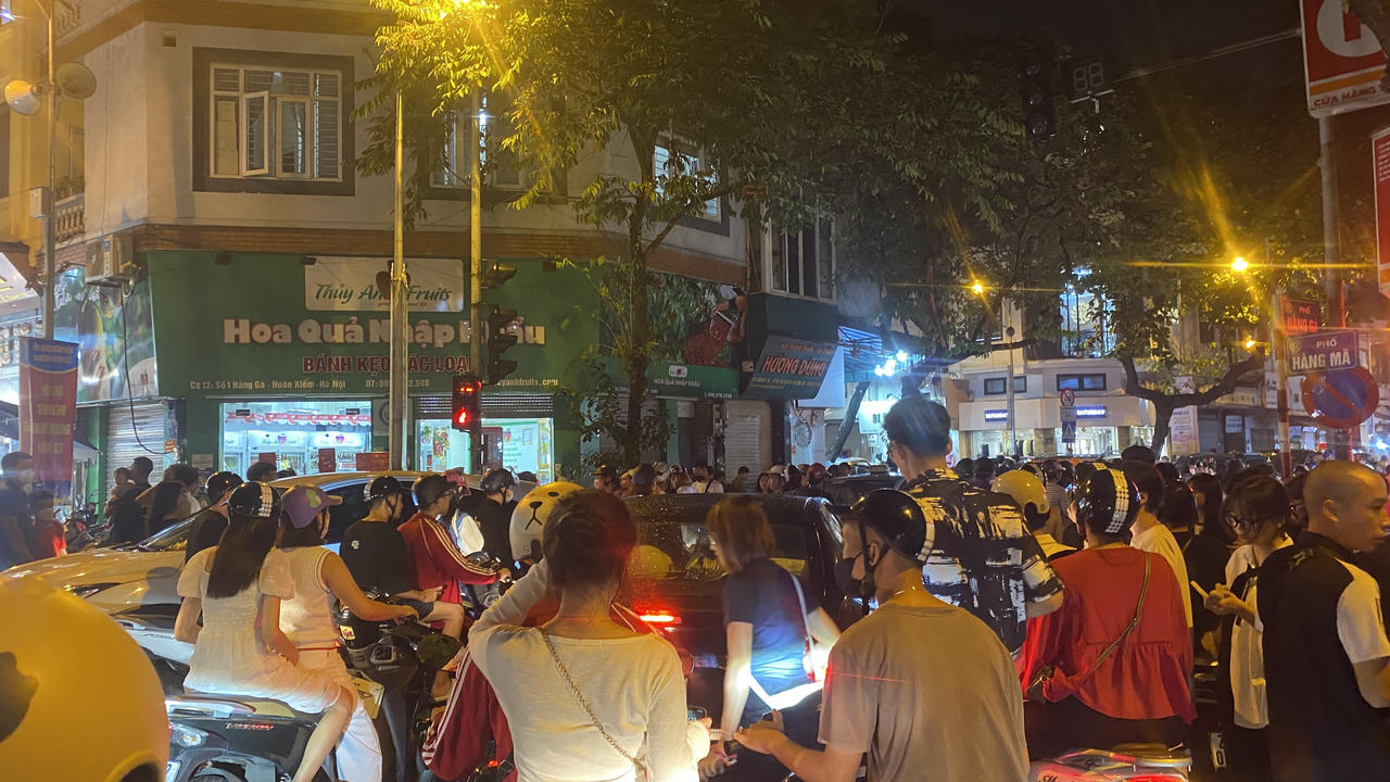 Phố Phùng Hưng, Hàng Mã đông nghẹt người đi chơi Trung thu