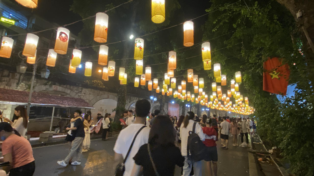 Phố Phùng Hưng, Hàng Mã đông nghẹt người đi chơi Trung thu