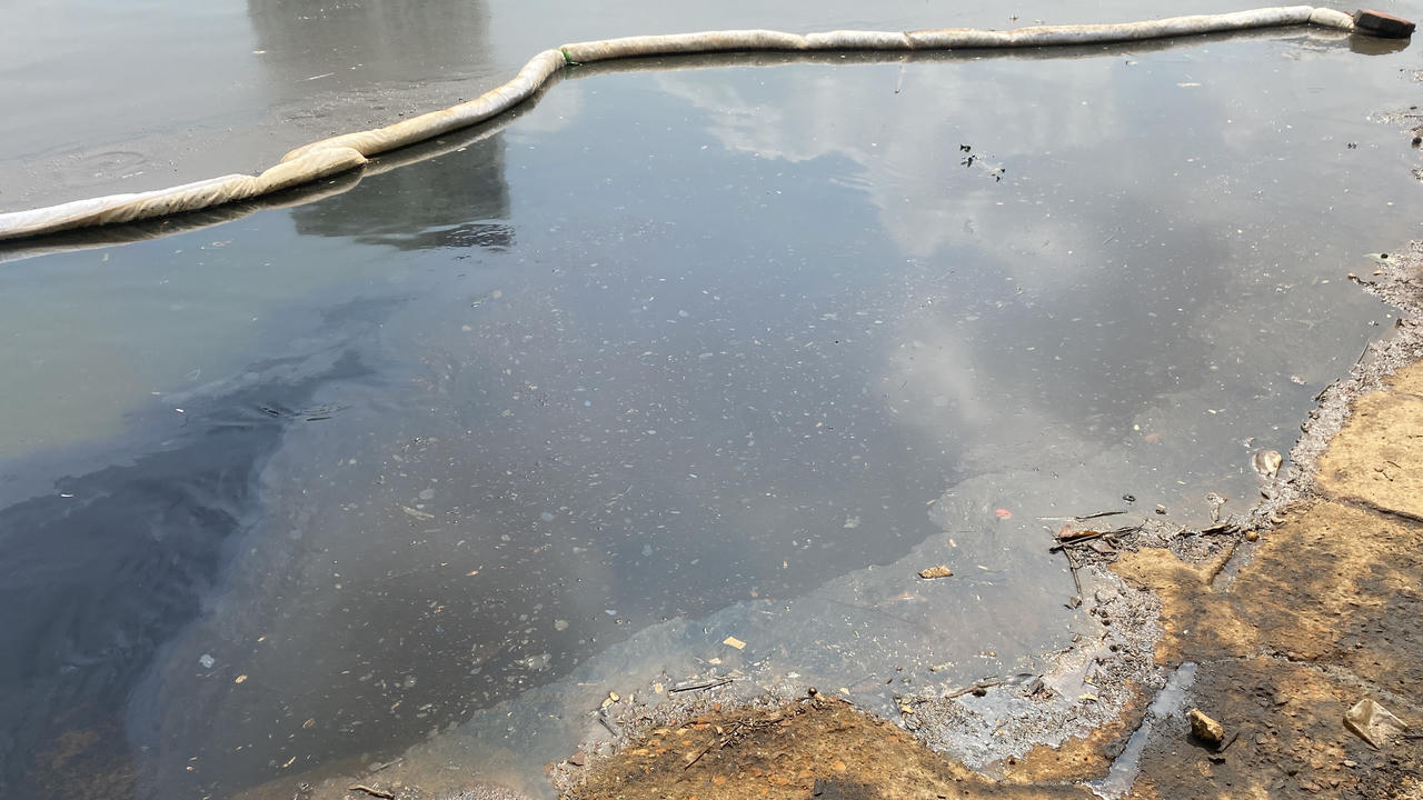 Gần 1 tuần vẫn chưa khắc phục xong sự cố dầu loang hồ Linh Đàm