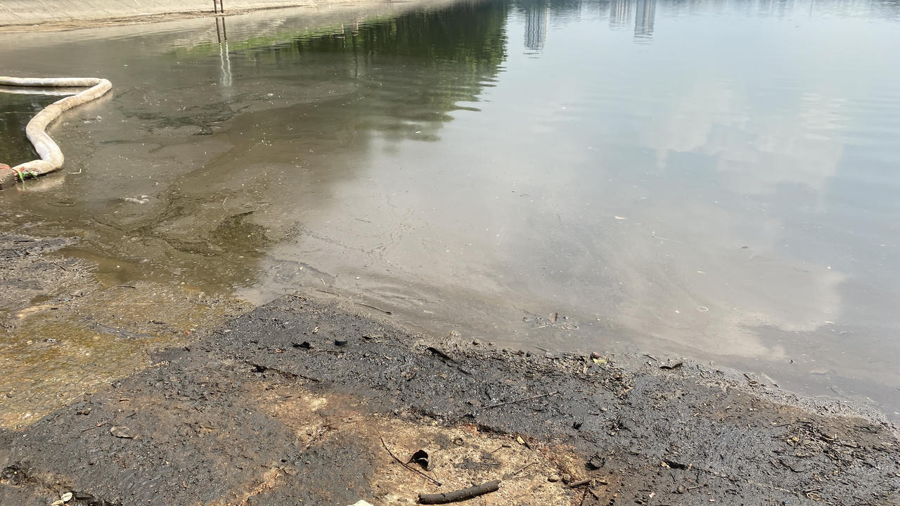 Gần 1 tuần vẫn chưa khắc phục xong sự cố dầu loang hồ Linh Đàm