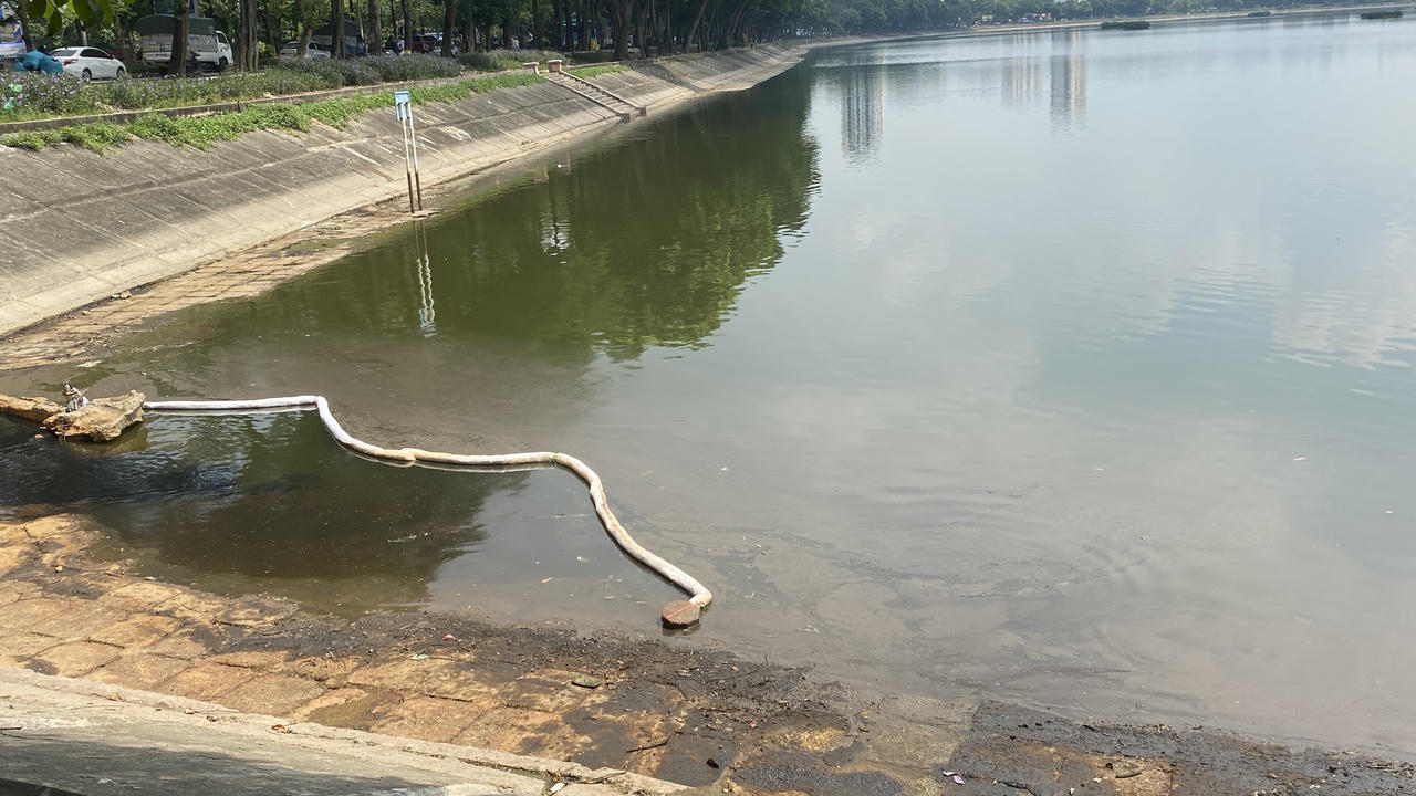Gần 1 tuần vẫn chưa khắc phục xong sự cố dầu loang hồ Linh Đàm