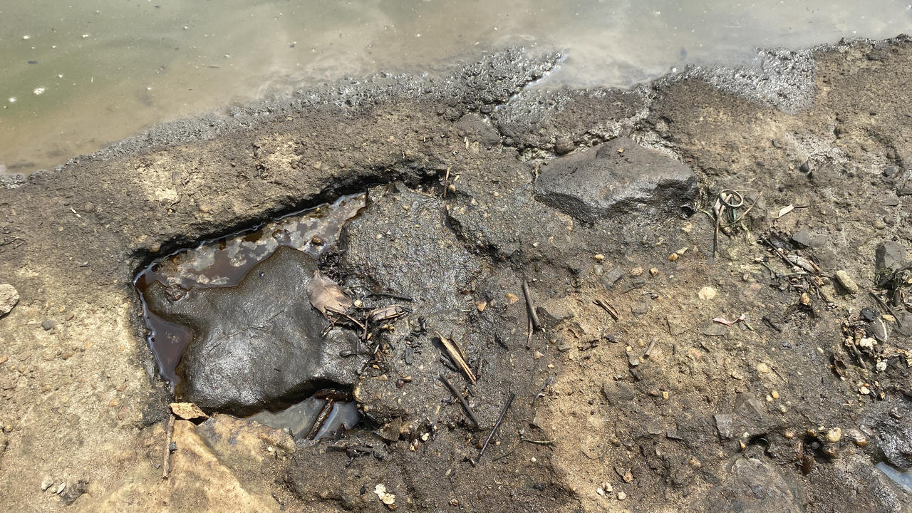 Gần 1 tuần vẫn chưa khắc phục xong sự cố dầu loang hồ Linh Đàm