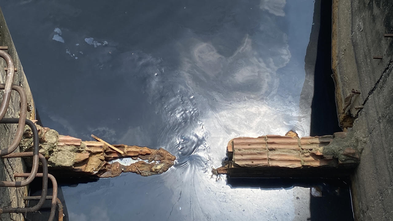 Gần 1 tuần vẫn chưa khắc phục xong sự cố dầu loang hồ Linh Đàm