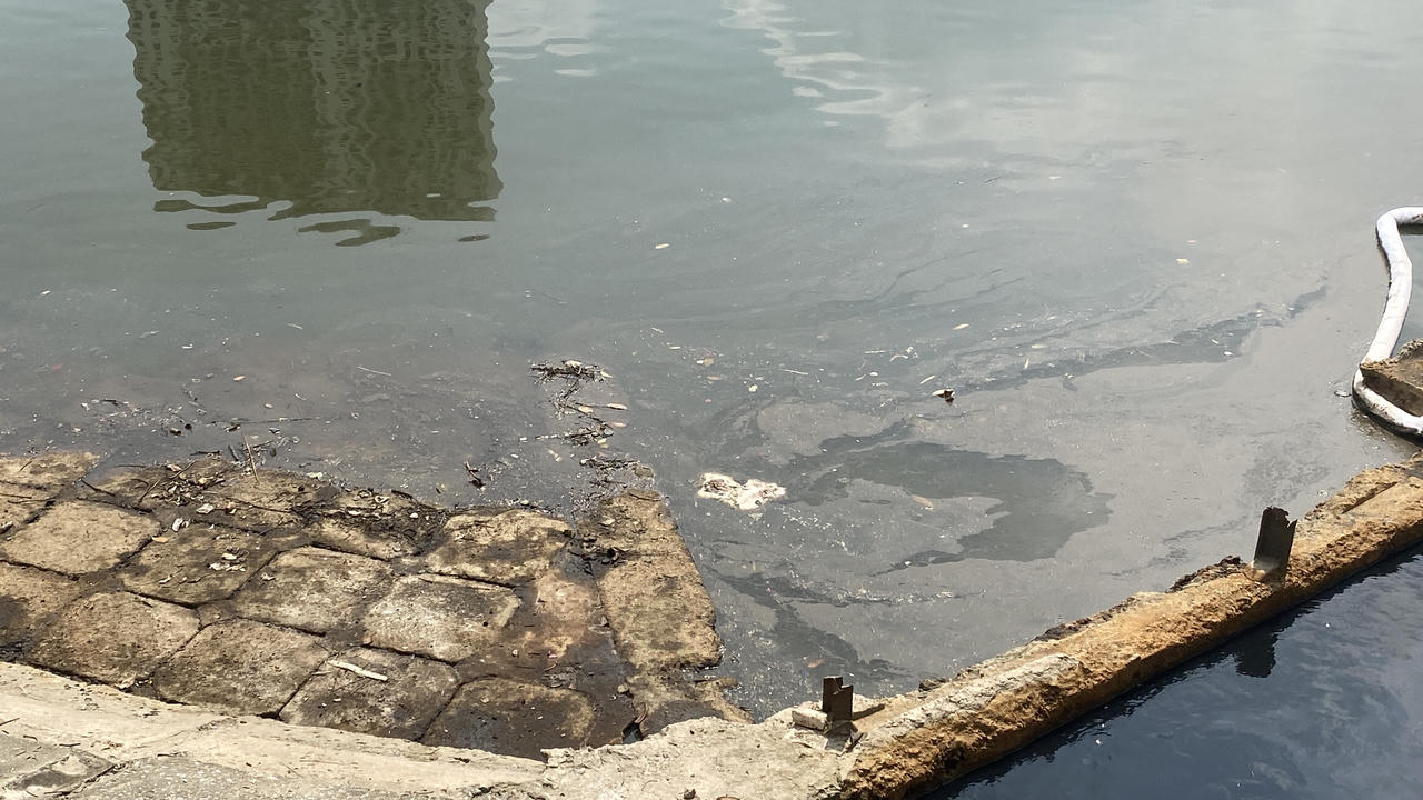 Gần 1 tuần vẫn chưa khắc phục xong sự cố dầu loang hồ Linh Đàm