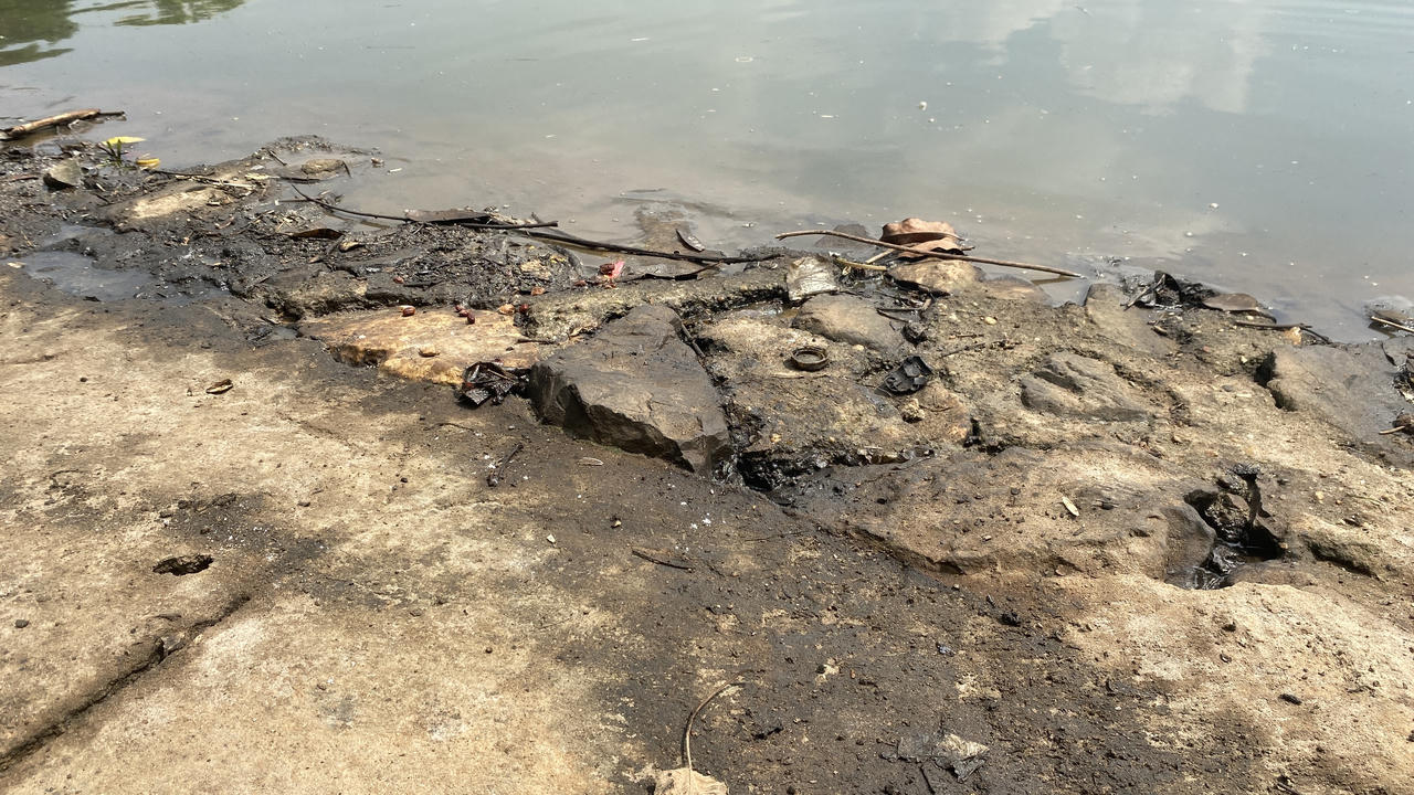 Gần 1 tuần vẫn chưa khắc phục xong sự cố dầu loang hồ Linh Đàm