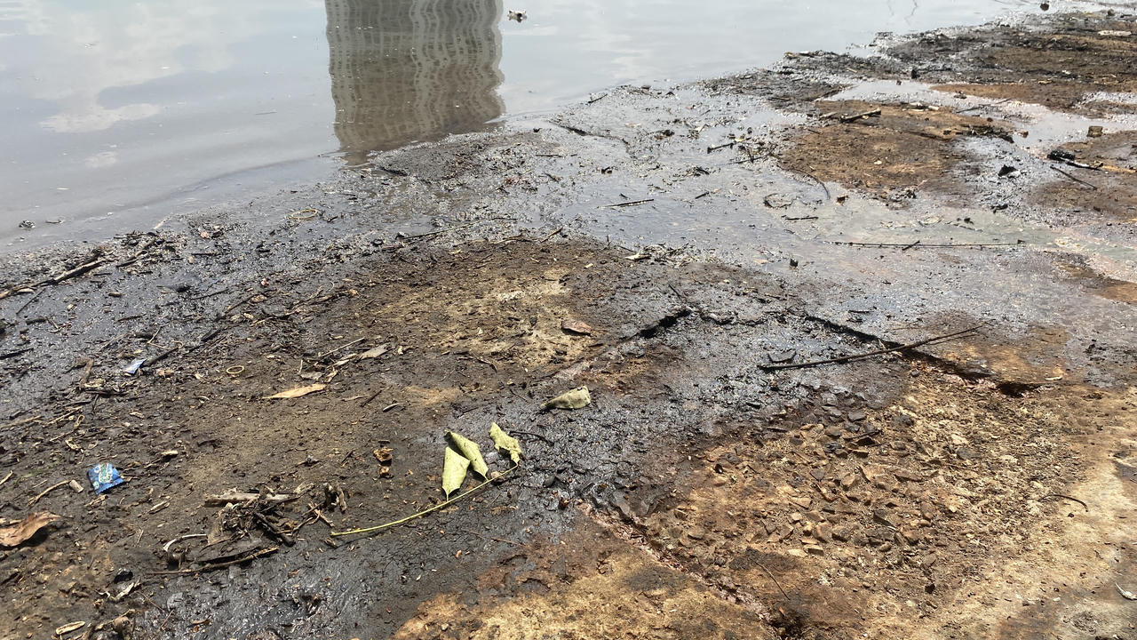 Gần 1 tuần vẫn chưa khắc phục xong sự cố dầu loang hồ Linh Đàm