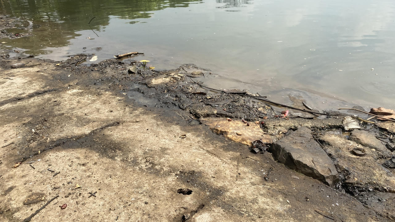 Gần 1 tuần vẫn chưa khắc phục xong sự cố dầu loang hồ Linh Đàm