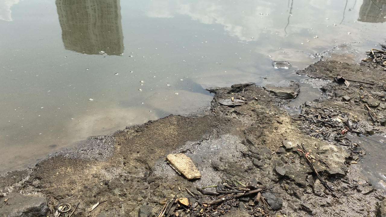 Gần 1 tuần vẫn chưa khắc phục xong sự cố dầu loang hồ Linh Đàm