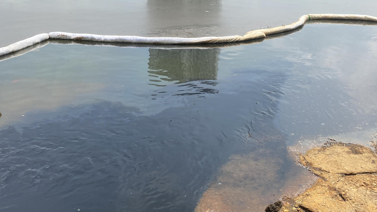 Gần 1 tuần vẫn chưa khắc phục xong sự cố dầu loang hồ Linh Đàm