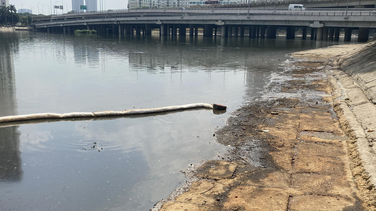 Gần 1 tuần vẫn chưa khắc phục xong sự cố dầu loang hồ Linh Đàm