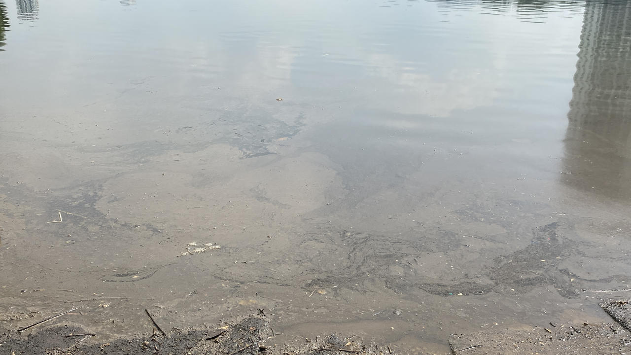 Gần 1 tuần vẫn chưa khắc phục xong sự cố dầu loang hồ Linh Đàm
