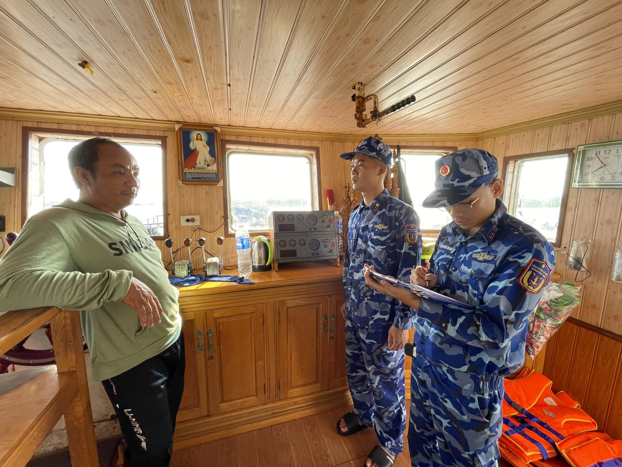 Tiếp tục bắt giữ tàu chở dầu không có giấy tờ hợp pháp