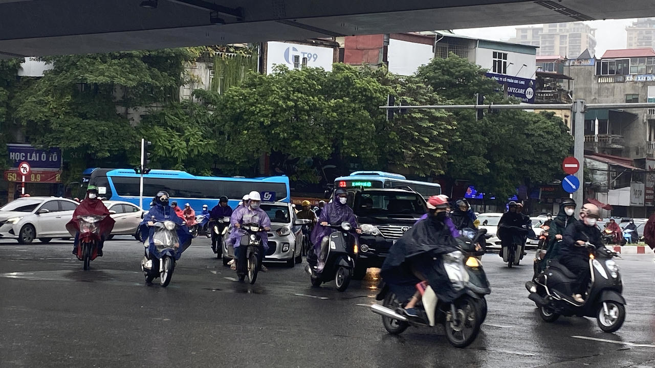 Người dân Thủ đô chật vật đi làm trong gió rét