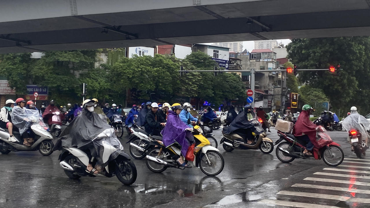 Người dân Thủ đô chật vật đi làm trong gió rét