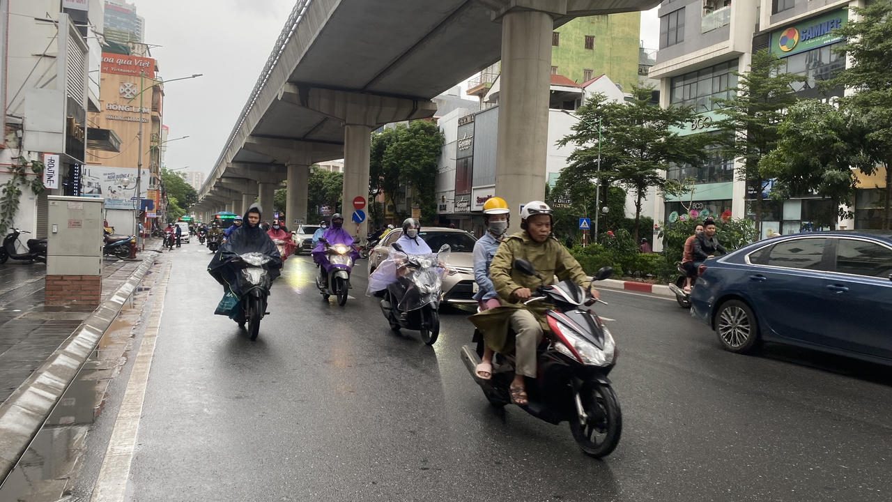 Người dân Thủ đô chật vật đi làm trong gió rét