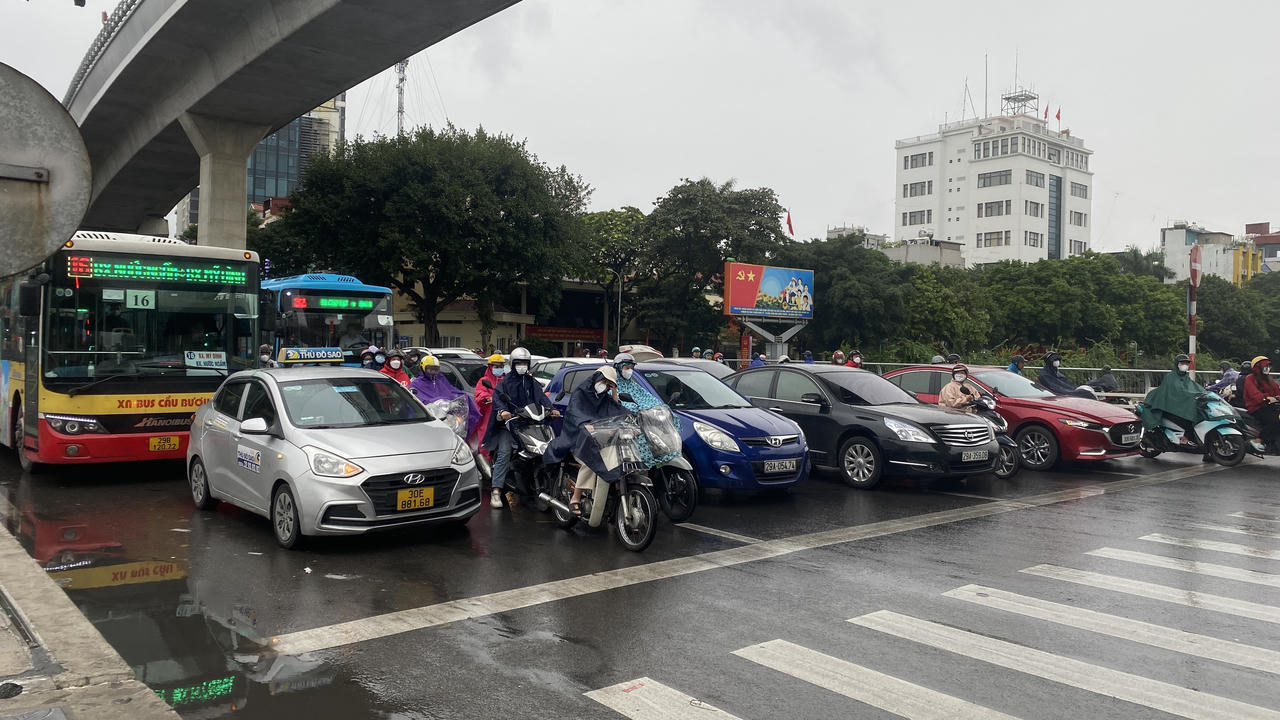 Người dân Thủ đô chật vật đi làm trong gió rét