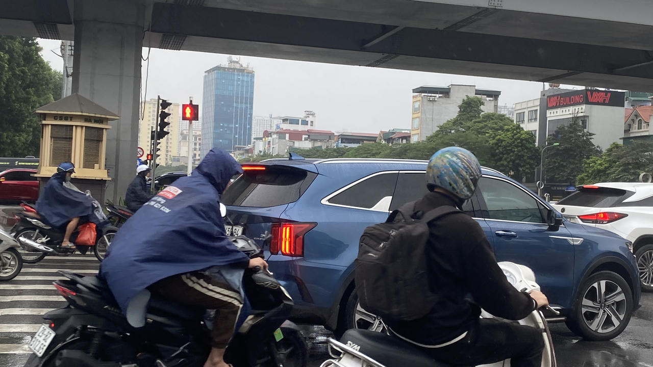 Người dân Thủ đô chật vật đi làm trong gió rét