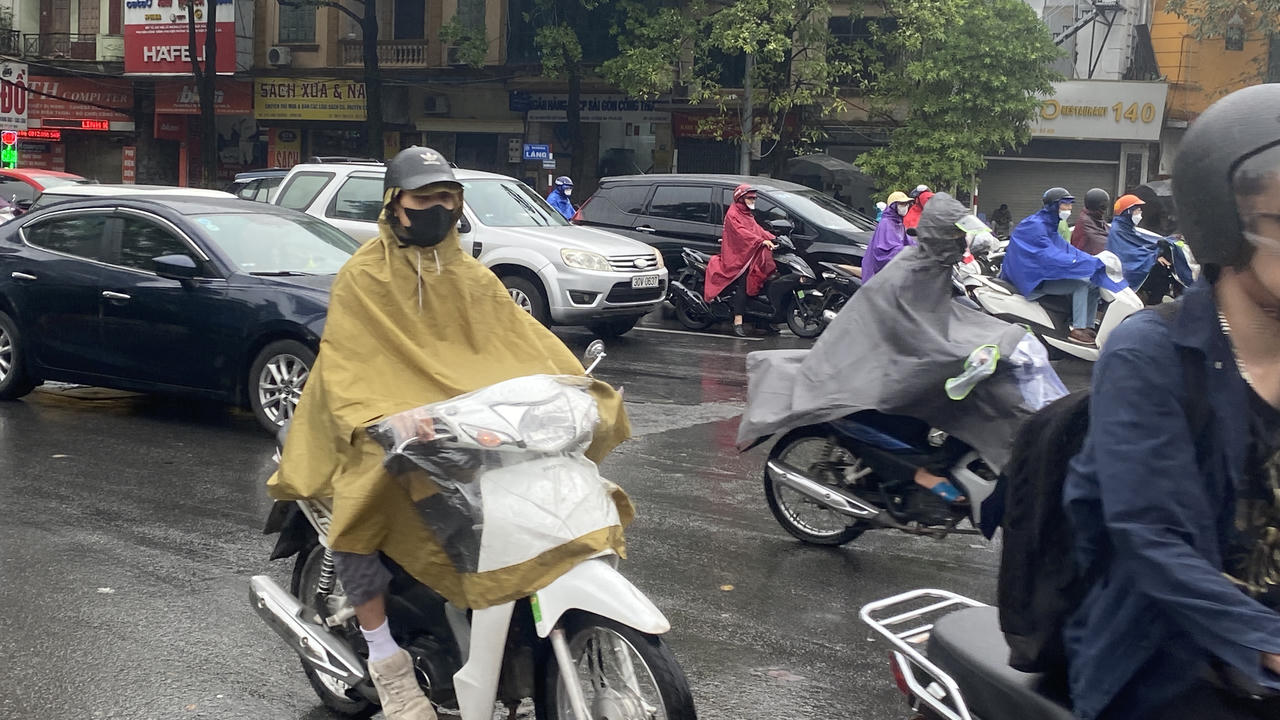 Người dân Thủ đô chật vật đi làm trong gió rét